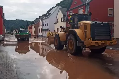 Mit einem Radlader haben Luke Ströhla und seine Feuerwehr-Kollegen Menschen in Trier aus ihren Häusern gerettet.