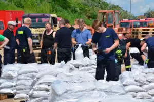 Etwa 100 Personen haben am Freitagnachmittag 5000 Sandsäcke gefüllt, mit denen im Notfall bis zu acht Sickerstellen bekämpft wer