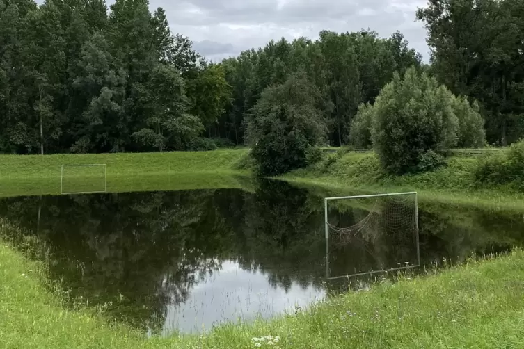 Der Bolzplatz in Neuburg steht unter Wasser.