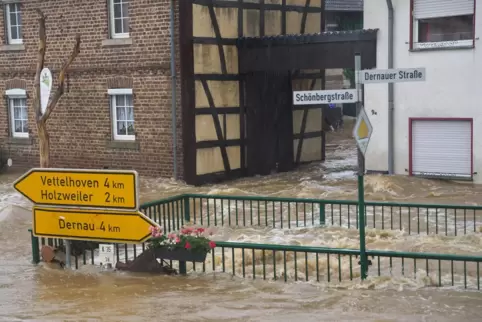 Erster Speyerer Einsatzort: Esch. Straße als reißender Strom.