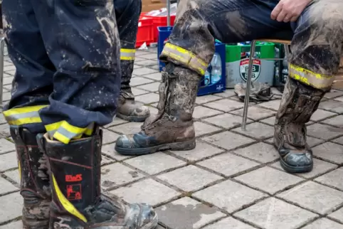 Nach den Unwettern im Norden von Rheinland-Pfalz unterstützen auch Feuerwehrleute aus der Region die Kameraden vor Ort.