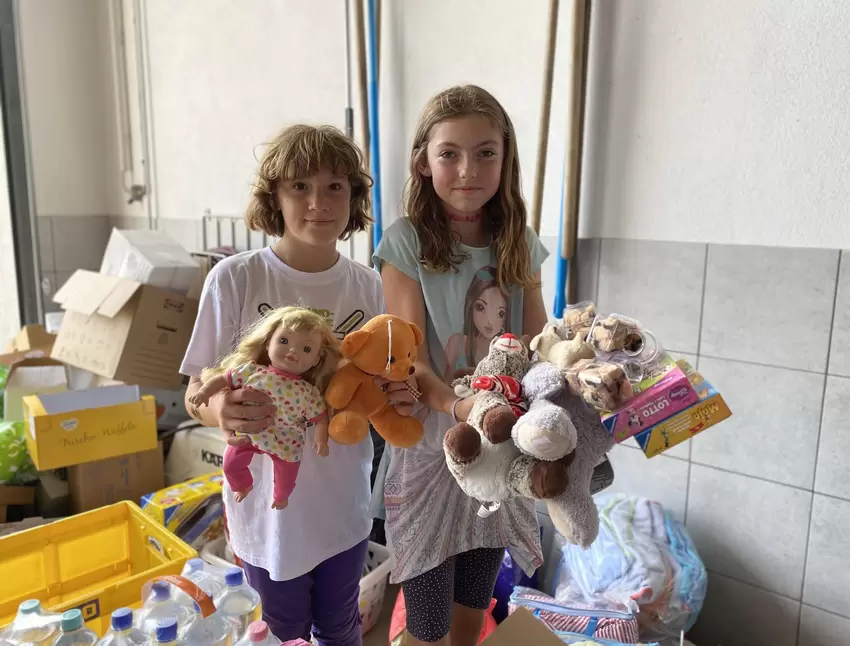 Die Jugendfeuerwehrleute Lena Siebenhaar (links) und Mia Herstein haben Spielsachen gesammelt.