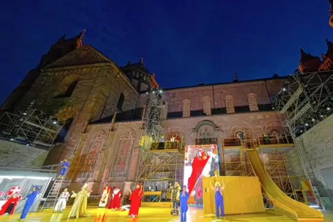Großes Ensemble und neueste Technik: die diesjährigen Nibelungen-Festspiele vor der imposanten Kulisse des Wormser Doms. 