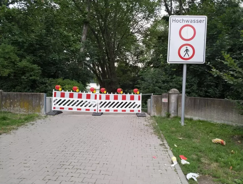 An den Eingängen zum Stadtpark in Ludwigshafen warnen Absperrungen und Hinweisschilder vor dem Hochwasser.