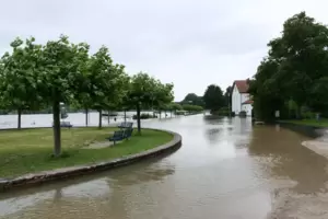 Das Helmut-Kohl-Ufer in Speyer ist durch das Hochwasser des Rheins vollständig überflutet. 