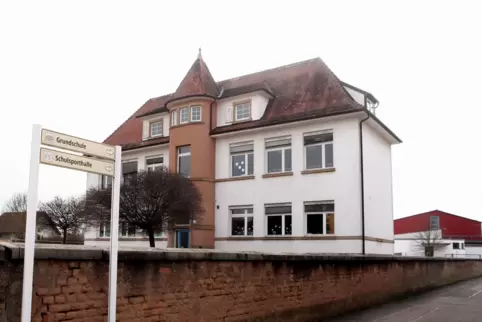 Die Grundschule Offenbach vor der erfolgten Sanierung. 