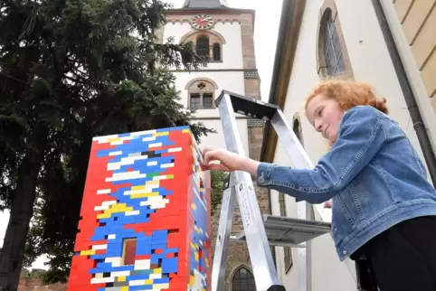 Turmbau zu Haßloch: Unter dem Original die 13-jährige Luisa Scherr beim Bau der Legovariante. 