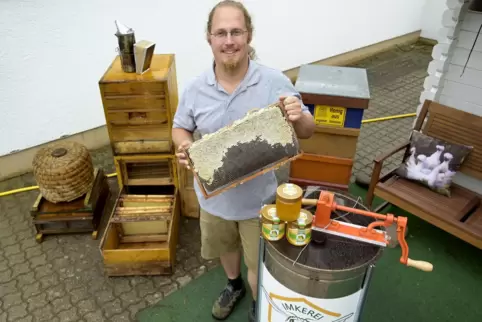 Das Hobby zum Beruf gemacht: Jonathan Gayer mit allerlei Imker-Utensilien. 