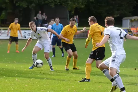 Noch junger Wettbewerb: der Rhein-Mittelhaardt-Cup. Hier treffen FV Dudenhofen III (weiß) und VfB Haßloch II aufeinander.