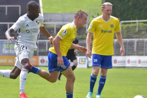 Die beiden Doppel-Torschützen des FKP, Daniel Bohl (Bildmitte) und Dennis Krob (rechts) mit dem Borussen Dylan Sodji, der früher
