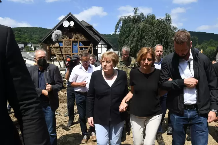 Bundeskanzlerin Angela Merkel besuchte am Sonntag zusammen mit Malu Dreyer das Hochwasser-Krisengebiet in der Eifel. 