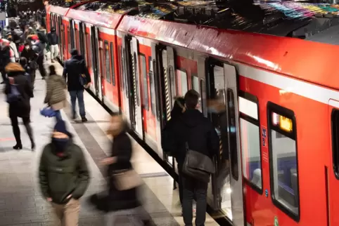 Einschränkungen: Die Bahn rät, in den kommenden Tagen vor abendlichen Zugfahrten den geänderten Fahrplan zu prüfen.