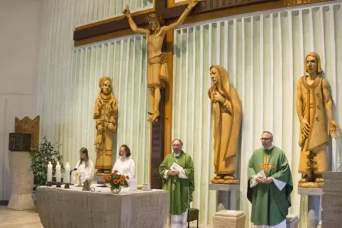 In einem Gottesdienst vollzog Generalvikar Andreas Sturm (rechts) die Profanierung der Friedenskirche in Hauenstein. Ihm assisti