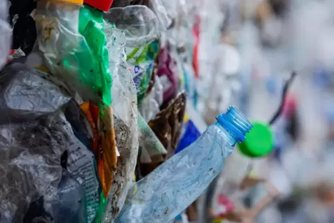 Um Plastikflut, Ressourcenverbrauch und die zunehmende Selbstzerstörung der Menschheit geht es in „Der Tod des Empedokles“.