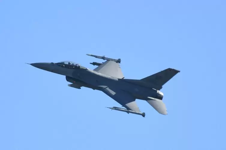 Ein Kampfflugzeug vom Typ F-16.