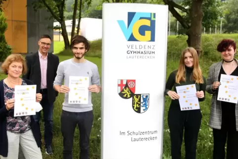 Sieger beim Euro-Quiz des Landesparlaments und der Landesregierung Rheinland-Pfalz: Lehrerin Susanne Bender, Schulleiter Stefan 