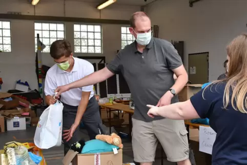 Jan Erik Korgitzsch (links) und Torben Brake nehmen beim DRK in Bad Dürkheim Spenden an.