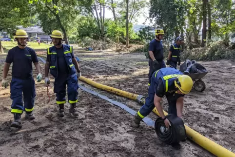 Arbeiten in Schlamm: Speyerer Helfer bei der Schadenbeseitigung in Bad Neuenahr.