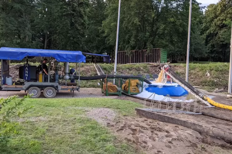 &bdquo;Hannibal&ldquo; im Einsatz: Speyerer Pumpe links bei der Wasserbeseitigung. 