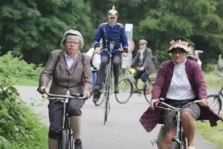 Historische Radtour von Altenglan nach Offenbach-Hundheim: rechts Diana Meurico aus Luxemburg mit einem Opel-Fahrrad aus den 193