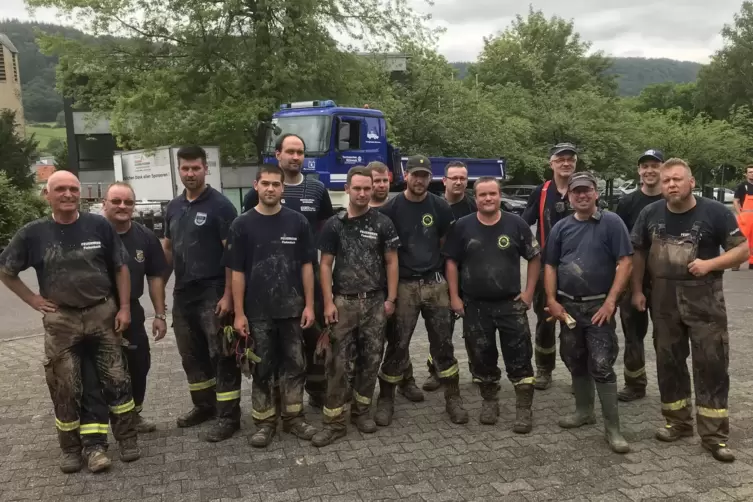 Dreckig, ersch&ouml;pft &ndash; aber dennoch froh, das Leid der Menschen ein wenig gelindert zu haben: Feuerwehrleute aus der VG Nordpf&auml;lze