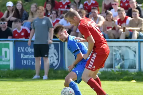 Überragend: Ramsteiner neuer Spielertrainer Jonas Jung (blaues Trikot) führt sein Team zum Halbfinalerfolg über den TuS Glan-Mün