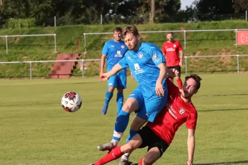 Es geht zur Sache: Domenic Fröhlich (links, FSV) gegen Tom Ruhnke.