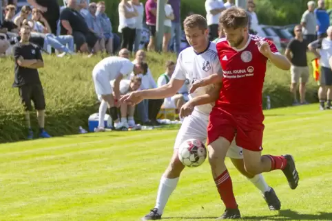 Stambachs Nicolas Veith (rechts) stellt seinen Körper zwischen Ball und seinen Rodalbener Gegenspieler Henrik Weishaar.
