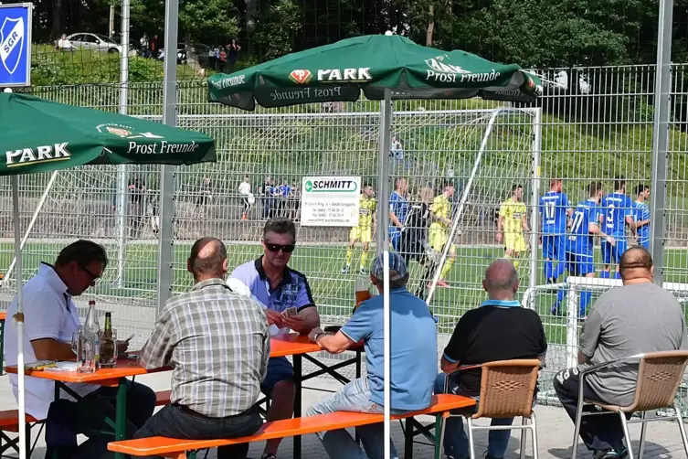 Endlich wieder möglich: Geselligkeit am Fußballplatz.