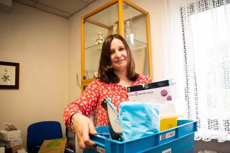 Anne Matheis von der Von-Sickingen-Apotheke in Bechhofen packt das Testmaterial weg. Aber sie verspricht: „Wenn wir im Herbst wi
