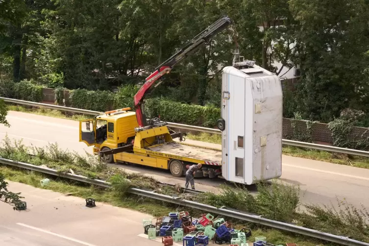  Bei Bad Neuenahr wird ein Wohnwagen geborgen, den das Hochwasser auf die Bundesstraße spülte