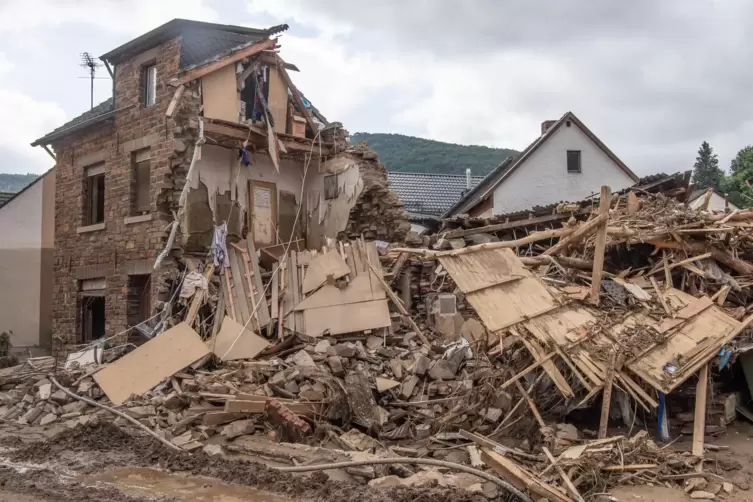 Ein völlig zerstörtes Haus in Altenahr. Eine Expertin wirft den Behörden schwere Versäumnisse bei der Information der Bevölkerun