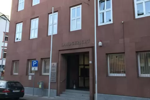Der mutmaßliche Mörder eines Werkstattbesitzers aus Waldsee (Rhein-Pfalz-Kreis) wird in Frankenthal vor Gericht gestellt. 