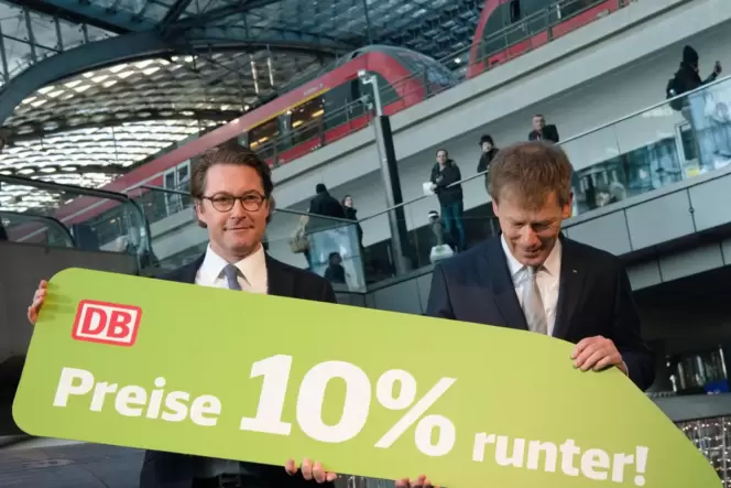 Bundesverkehrsminister Andreas Scheuer (links, hier Ende 2019 mit Bahnchef Richard Lutz) hat über Bahn und Klimaschutz viel gere