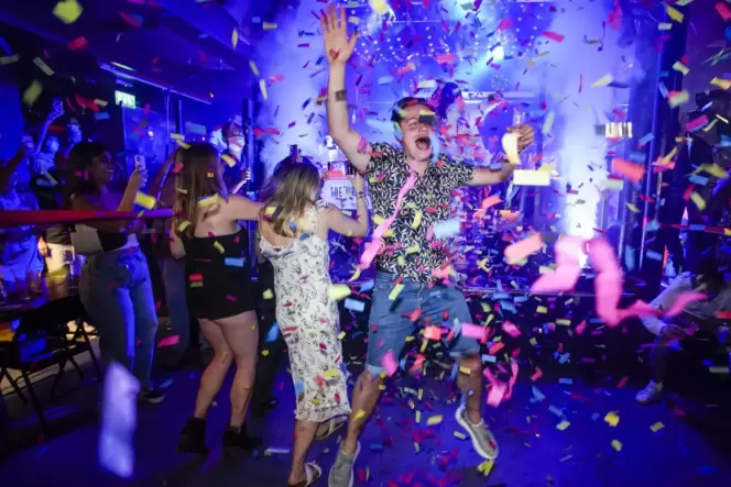 In einem Londoner Club feiern in der Nacht zum Montag Tanzende das Ende fast aller Corona-Vorschriften.