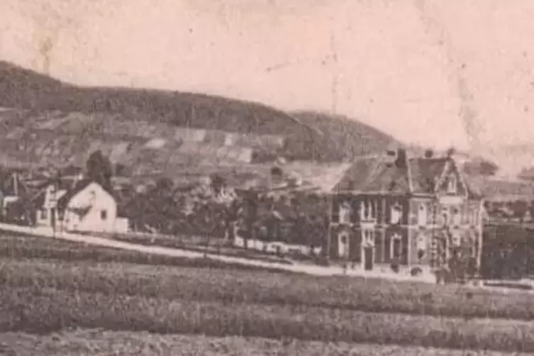 1892 wurde das Stationsgeb&auml;ude eingeweiht. 