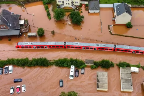 In Kordel an der Eifelstrecke von Trier nach Köln ist ein Triebwagen im Wasser liegengeblieben.