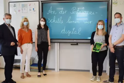 In den Klassenräumen der Mutterstadter Grundschulen gibt es jetzt digitale Tafeln – die alten Kreidetafeln sind Geschichte.