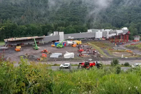 Rund zwei Drittel des Stahlkastens, der den Unterbau für die 222 Meter lange Talbrücke bei der Schleifmühle bildet, sind bereits Rund zwei Drittel des Stahlkastens, der den Unterbau für die 222 Meter lange Talbrücke bei der Schleifmühle bildet, sind bereits