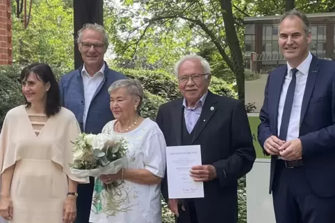 Peter und Liesel Anna Garrecht mit (v.l.) den Verbandsbürgermeistern Gabriele Flach und Axel Wassyl sowie Landrat Dietmar Seefel