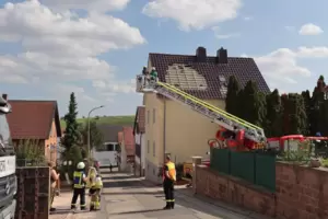 Die Feuerwehr sichert das Dach des Hauses, in dem es am Sonntag zu einer Explosion kam. 