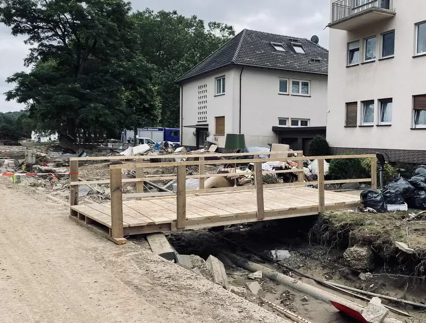 Sporadische Brücken erleichtern die Aufräumarbeiten in Bad Neuenahr.