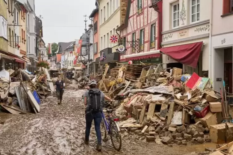 Unmengen Schlamm und Müll: Im Landkreis Ahrweiler wird der Wiederaufbau etliche Wochen dauern. 