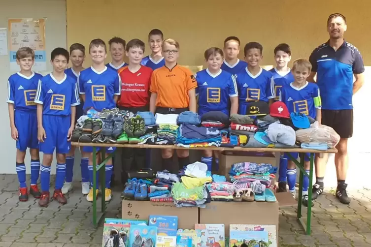 Die D-Jugend der TSG Zellertal mit den gesammelten Spenden.