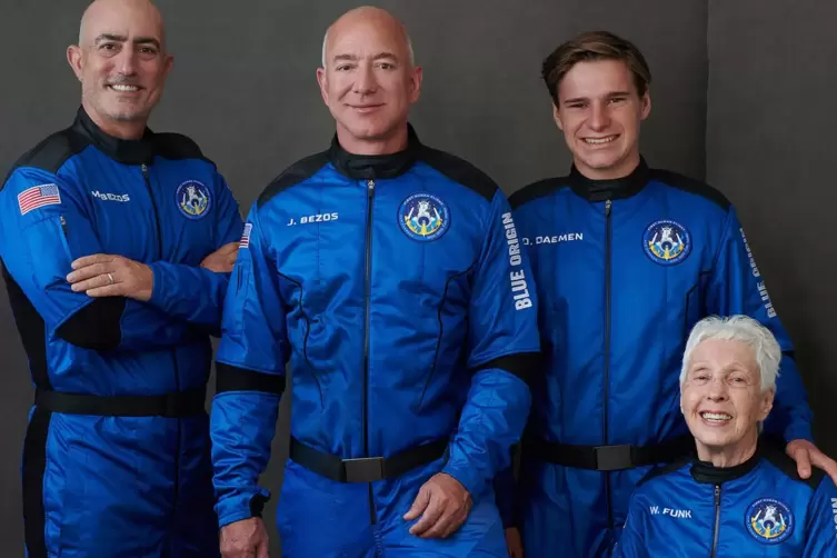 Vier fürs Weltall: Das Foto zeigt (von links) Mark Bezos , Bruder von Jeff Bezos, Milliardär Jeff Bezos, Gründer von Amazon und 