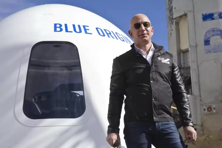 Jeff Bezos vor einer Weltraum-Kapsel seines Unternehmens Blue Origin. 