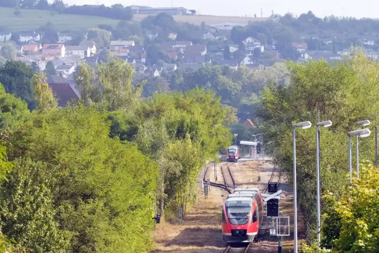 Auf dem Streckenabschnitt westlich von Zweibrücken fahren rund drei Wochen lang keine Züge. 