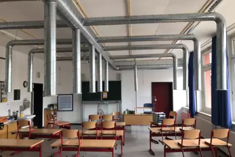 In der Karl-Wendel-Schule Lambsheim wurden bisher zwei provisorische Abluftanlagen nach dem System des Max-Planck-Instituts eing