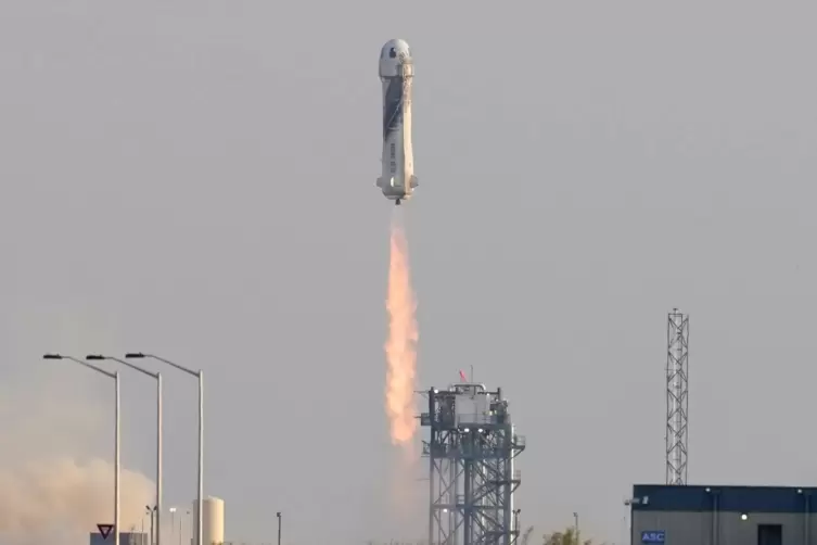 Die „New Shepard“-Rakete von Blue Origin auf dem Weg ins All.
