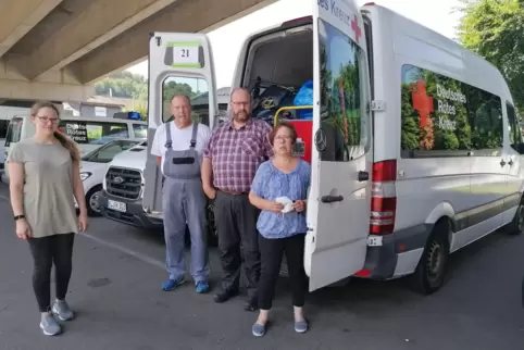  Die DRK-Helfer Ekatarina Heller, Hans-Peter Krauss, Klaus Dauernheim und Karin Dauernheim vor einem der drei vollgepackten Spri